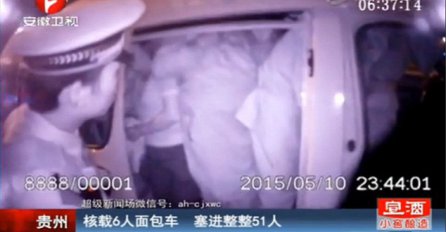 (VIDEO) KAO SARDINE: U autu za šestero vozio čak 50 ljudi!