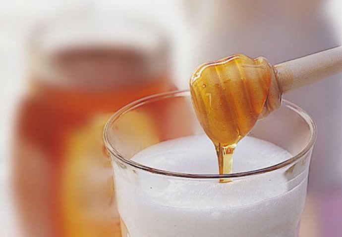 Evo zbog čega je dobro piti mlijeko sa medom
