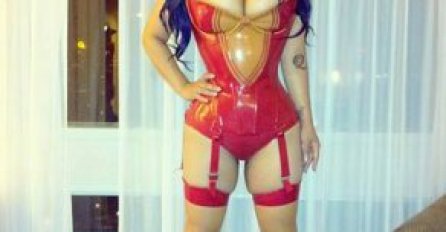 Tanak struk i ogromne grudi su joj najveći kapital!