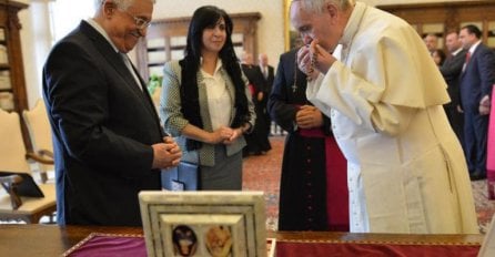  Papa Franjo uručio palestinskom predsjedniku Abbasu medalju "Anđeo mira"