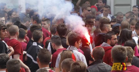 Navijačka groznica u Sarajevu pred gradski derbi: Saobraćaj usporen, ulicama odjekuju zvuci petardi