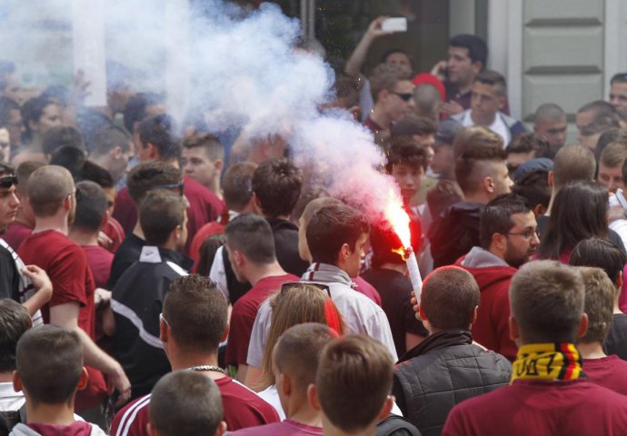 Navijačka groznica u Sarajevu pred gradski derbi: Saobraćaj usporen, ulicama odjekuju zvuci petardi