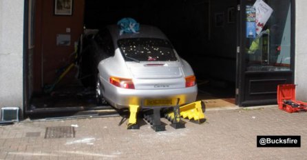 Skupocjenim Porscheom uletjela u kafić i parkirala ga za šank