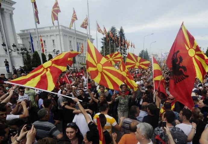 Makedonci protestuju: Evo šta se danas dešavalo ispred zgrade Vlade u Skoplju