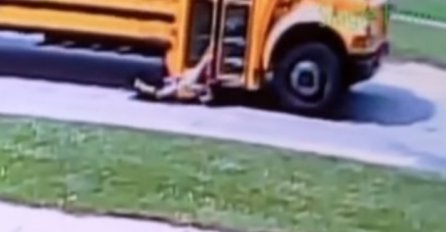 UZNEMIRUJUĆI VIDEO: Školski autobus vukao učenicu po cesti 30 metara