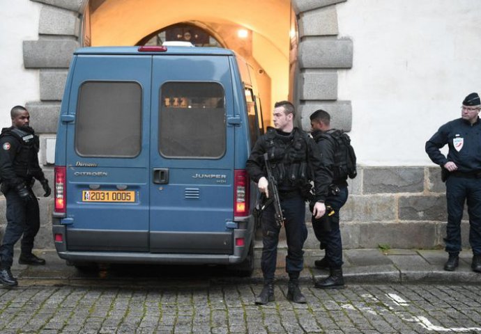 Francuska: Oslobođeni policajci krivi za smrt mladića, uzaludno održavani masovni protesti