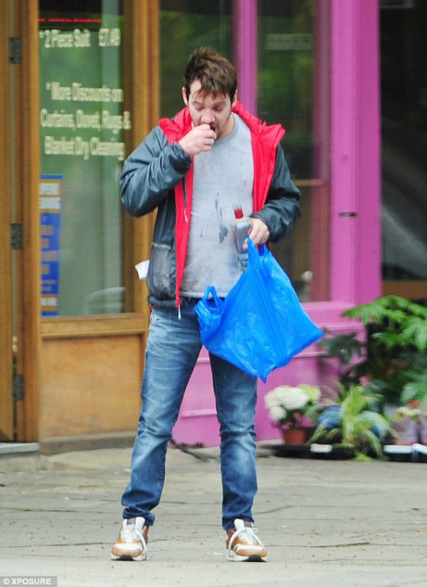 28c61ac500000578-3085247-in-public-the-37-year-old-irish-actor-looked-dishevelled-and-dis-a-16-1431873339368