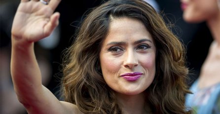 Neobrađene fotografije Salme Hayek sa crvenog tepiha!