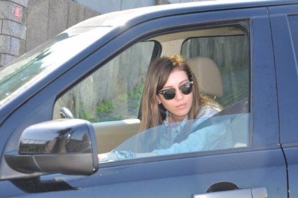 sinem-kobal-parmagindaki-yuzukle-kafalari-7310059-1991-m