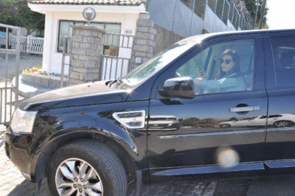 sinem-kobal-parmagindaki-yuzukle-kafalari-7310059-6383-m