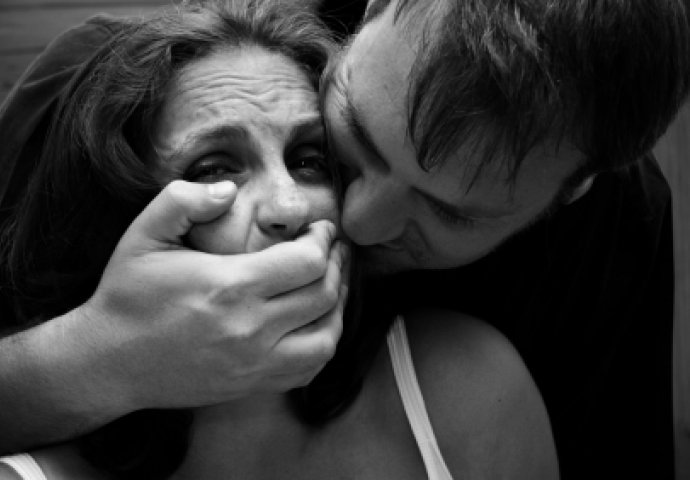 DETALJI MONSTRUOZNOG ZLOČINA U SRBIJI: Nesretna žena molila silovatelja da stavi prezervativ koji mu je dala
