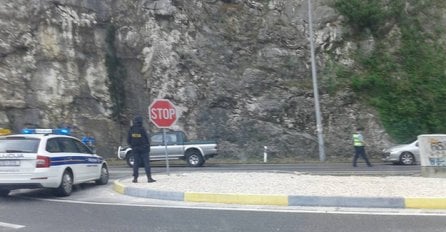 Policija s dugim cijevima na ulicama Dubrovnika, pretresaju se kuće, pretražuju automobili...