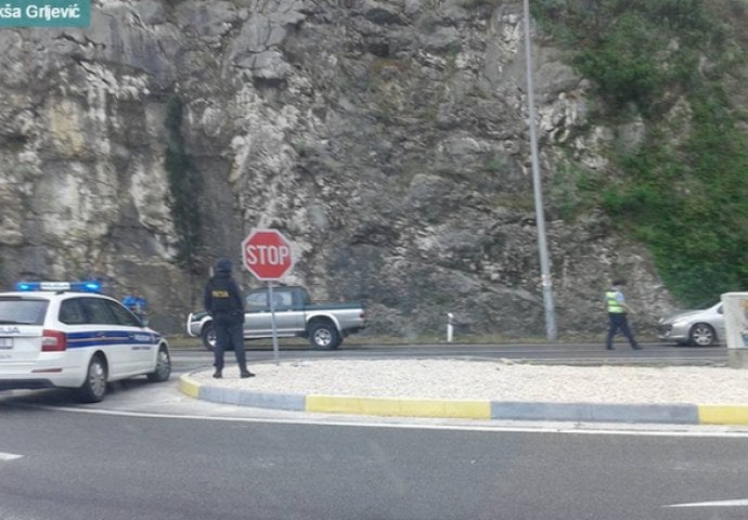 Policija s dugim cijevima na ulicama Dubrovnika, pretresaju se kuće, pretražuju automobili...