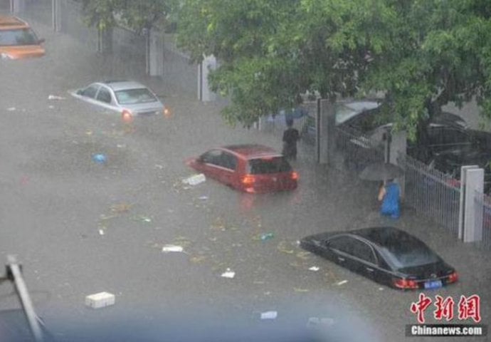 U poplavama najmanje 15 ljudi izgubilo život