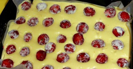 VIDEO RECEPT: Brzi kolač sa jagodama