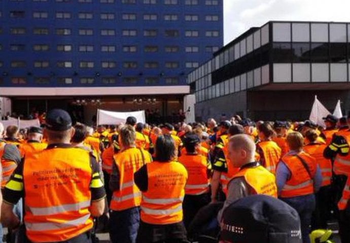 Hiljade policajaca na protestima traže povećanja plata