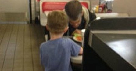 DIRLJIVO: On je tražio od mame da nahrane beskućnika, pa ga poslužio i rasplakao cijeli restoran!