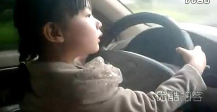 Šokantno: Djevojčica od četiri godine vozi automobil
