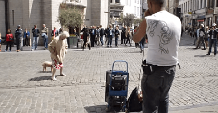 NEVJEROVATNO: Starica se zaustavila ispred uličnog umjetnika. Ono što je uradila je zaprepastilo sve prolaznike!