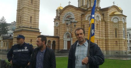 Sejfudin Tokić ističe zastavu Bosne i Hercegovine
