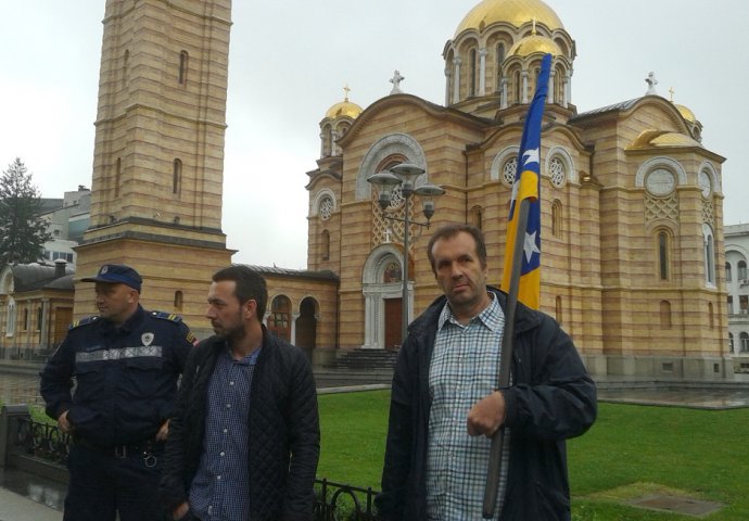 Sejfudin Tokić ističe zastavu Bosne i Hercegovine