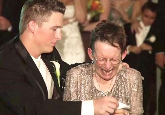 (VIDEO) Mama nije mogla ustati iz kolica, a onda je mladoženja uradio nešto što je sve prisutne rasplakalo!