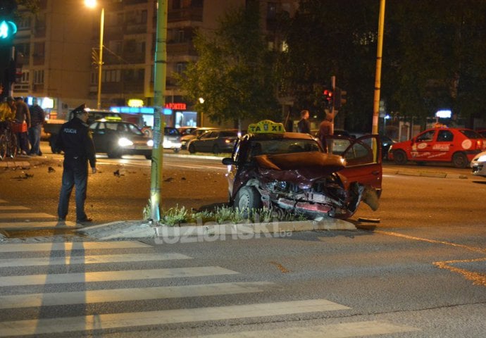 Teška saobraćajna nesreća u Tuzli, povrijeđeno pet osoba