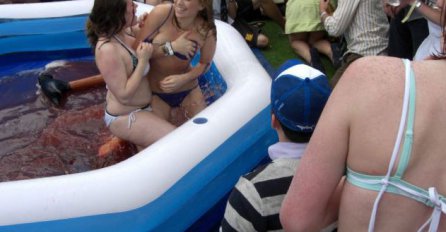 Zabava "seksizma" je vulgarna i ponižavajuća, a od ovog mjeseca je zabranjena! (FOTO)