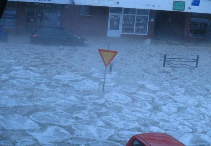 NEZAPAMĆENO NEVRIJEME: Grad razbijao prozore, sante leda plutale ulicama