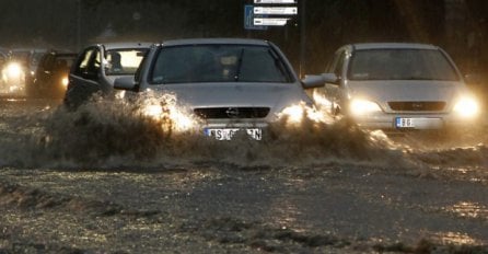 (FOTO) KATAKLIZMIČKE SCENE:  Blokiran saobraćaj, voda nadire u podrume zgrada!