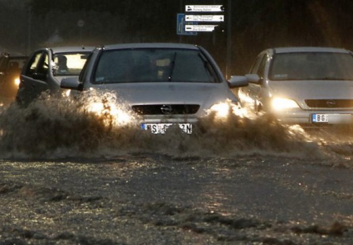 (FOTO) KATAKLIZMIČKE SCENE:  Blokiran saobraćaj, voda nadire u podrume zgrada!