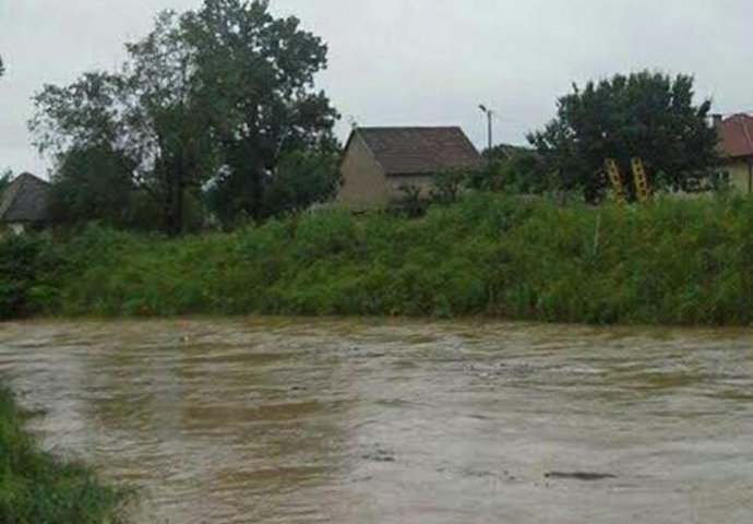 (FOTO) Obilna kiša prouzrokovala brojne probleme: Poplave ugrozile kuće!