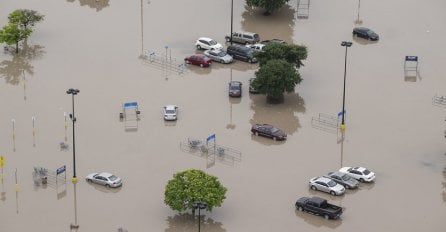 (FOTO) Najmanje troje ljudi izgubilo život u oluji, na stotine kuća uništeno!