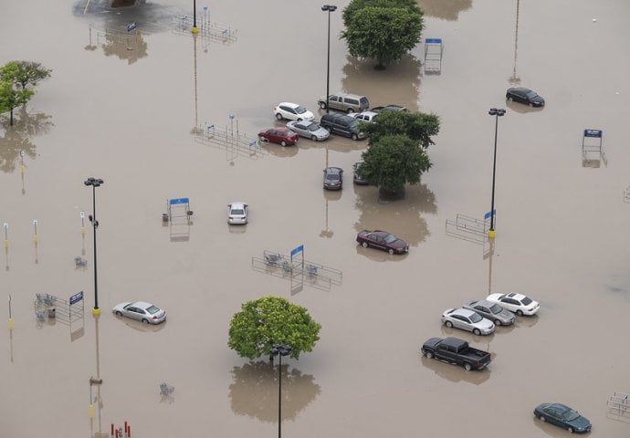 (FOTO) Najmanje troje ljudi izgubilo život u oluji, na stotine kuća uništeno!