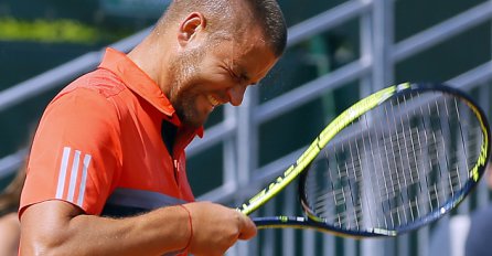 (VIDEO) 11 puta reketom u glavu! Šta se dešava s ovim teniserom?