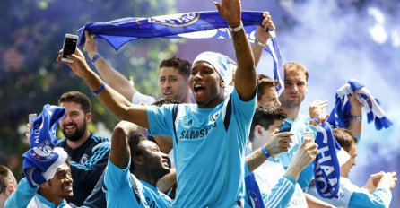 (FOTO) LONDON JE PLAV: Hiljade navijača Chelseaja slavi titulu prvaka Engleske!