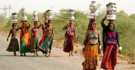 Ove žene žive samo da bi muževima nosile vodu    