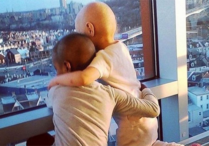 Fotografija dvije hrabre djevojčice koje boluju od najteže bolesti obišla je svijet
