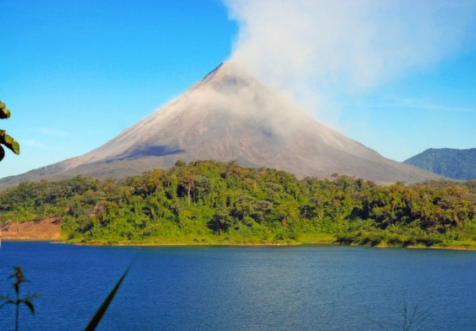 Na japanskom ostrvu eruptirao vulkan, naređena evakuacija stanovništva