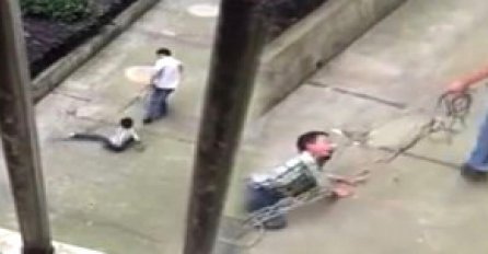 Bezdušni otac brutalno zlostavlja 10- godišnjeg sina! (VIDEO)