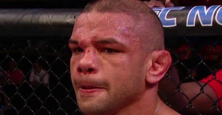 BRUTALNI NOKAUT O KOJEM BRUJI SVIJET: Pogledajte kako je slavnom borcu nos završio doslovno na čelu!