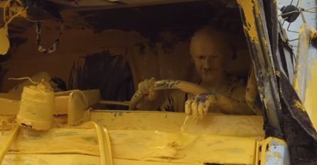 NESVAKIDAŠNJI PRIZOR: Zabio se u kamion ispred sebe i sve obojio u žutu boju