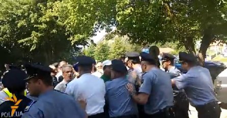 (VIDEO) SUKOB policije i demonstranata u Tuzli: Kad gladan trbuh progovori