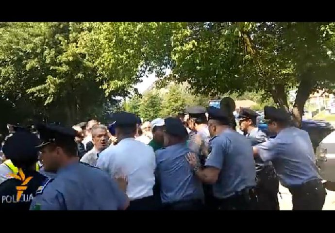 (VIDEO) SUKOB policije i demonstranata u Tuzli: Kad gladan trbuh progovori