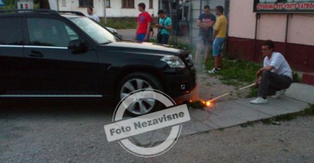 ZMIJA U MERCEDESU: Ovako su Banjalučani istjerali gmizavca iz automobila