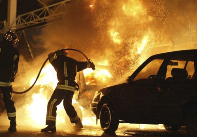 POŽAR U BEOGRADU: Vatrena stihija progutala stanove i automobile