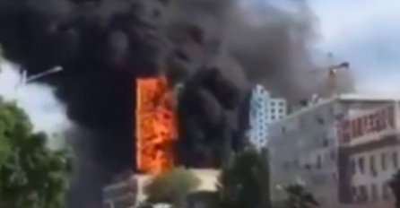 PROLAZNICI U ŠOKU: Plamen proždire čitavu zgradu za nekoliko sekundi