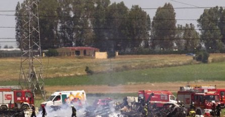 Pet osoba poginulo u padu aviona na autoput 