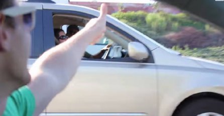 NOVA INTERNET SENZACIJA: Pogledajte kako TJ Smith uveseljava druge na autoputu!