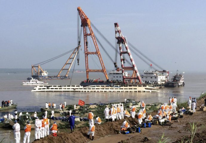 Broj poginulih u brodskoj nesreći popeo se na 330